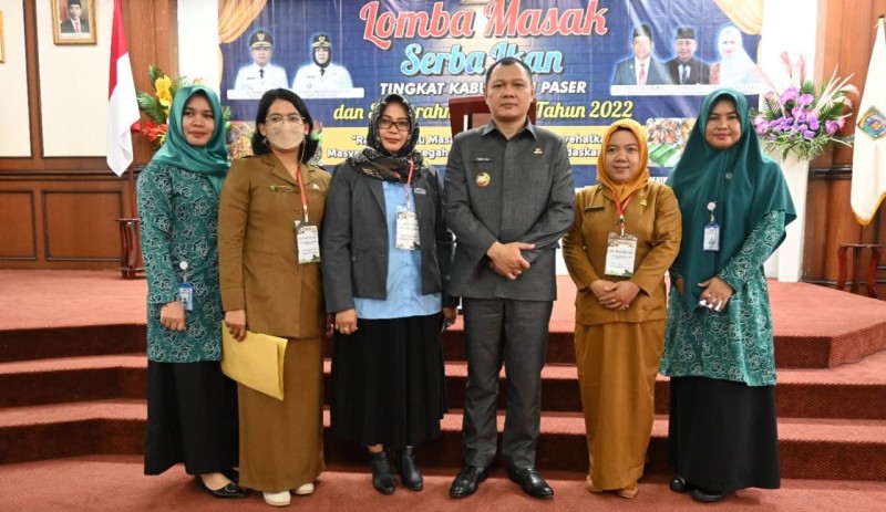 LAGI,  BUPATI FAHMI PIMPIN DOA BERSAMA SEBELUM MEMBUKA LOMBA MASAK SERBA IKAN TINGKAT KABUPATEN PASER TAHUN 2022.