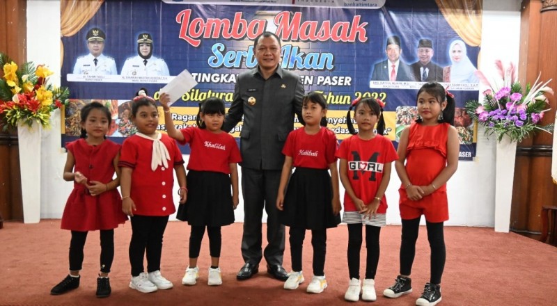 BUPATI FAHMI PUJI KECERIAAN ANAK – ANAK,  AJAK FOTO BARENG