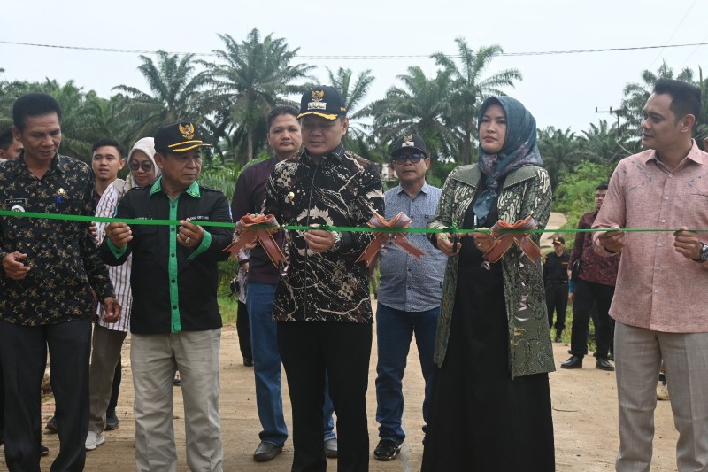 Peresmian Semenisasi Jalan Merupakan Salah satu Rangkaian HUT ke 34 Desa Kerta Bhakti