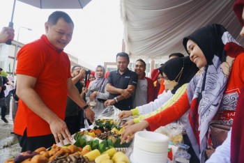 Meski Hujan, Bupati Fahmi Semangat Ikuti Senam Silaturahmi Akbar Perayaan HUT RI Perangkat Daerah