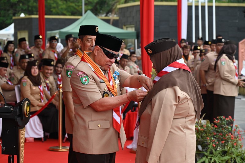 Ketua Kwarcab Paser Mendapat Penghargaan Lencana Darma Bakti Pramuka