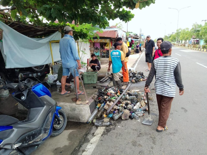 Warga secara Swadaya Sewa Alat Berat Bersihkan Drainase