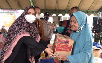 Wabup Masitah Serahkan Logistik Kebakaran Batu Kajang