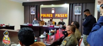 BUPATI PASER MENYAPA WARGA YANG MELAKSANAKAN ISOLASI MANDIRI MELALUI ZOOM MEETING. (DIALOG INTERAKTIF FORKORPIMDA)