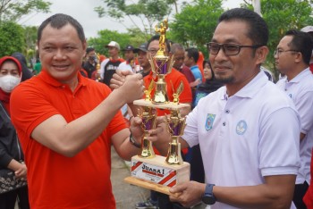 PUNCAK ACARA 17 AGUSTUS SELAIN SILAHTURAHMI JUGA DILAKUKAN PENYERAHAN JUARA LOMBA – LOMBA YANG DILAKSANAKAN OLEH ORGANISASI PERANGKAT DAERAH. 