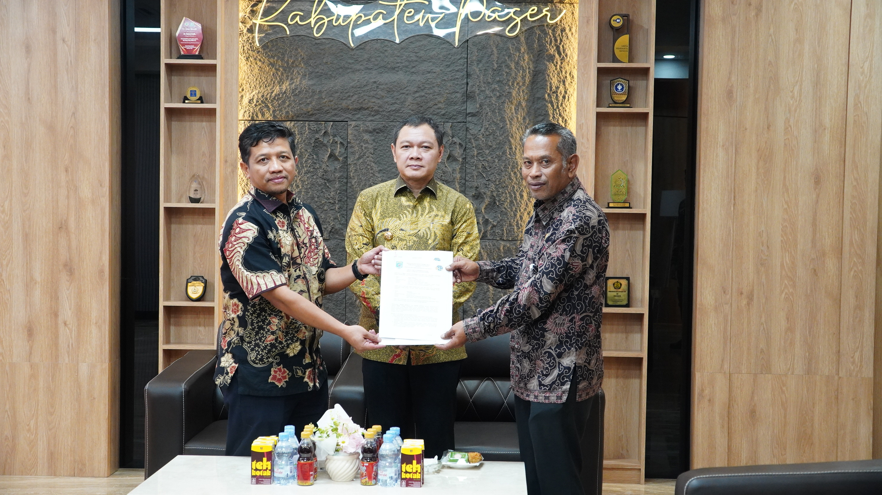 Perkuat Kolaborasi Dengan BPN, Bupati Serahkan Hibah Tanah dan Bangunan
