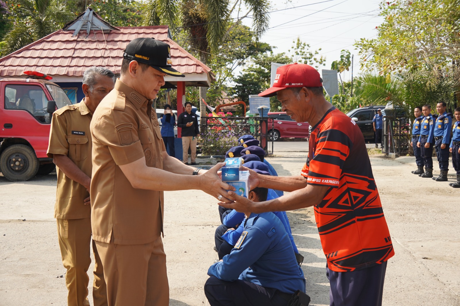 Bupati Serahkan Bantuan Masker Medis dan Vitamin Kepada Personel BPBD