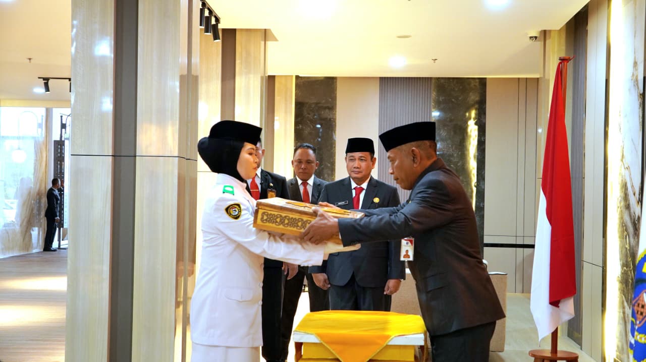 Sekda Serahkan Bendera Duplikat Kepada Purna Paskibraka