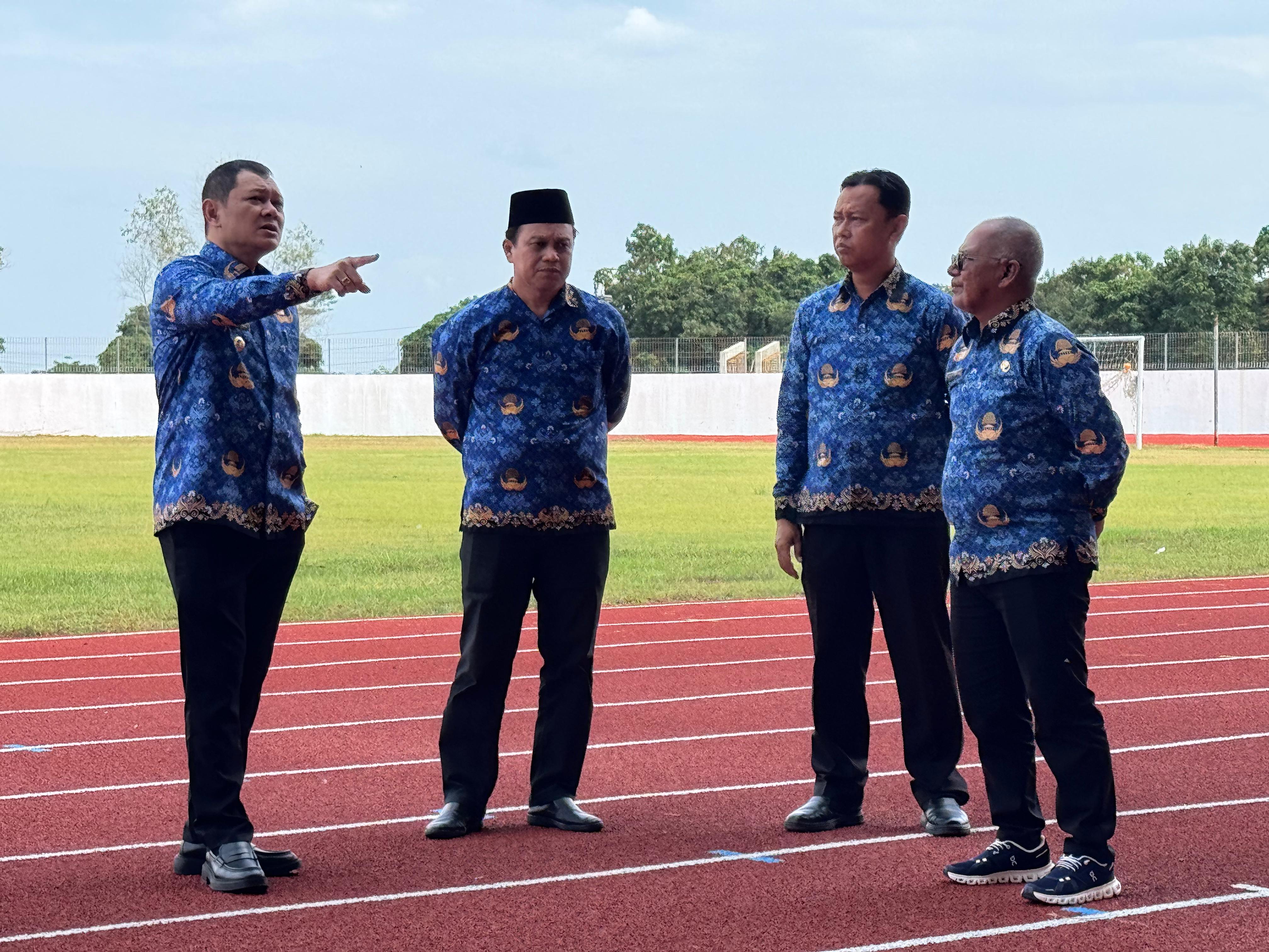 Tinjau Stadion, Bupati Fahmi Cek Lintasan Atletik