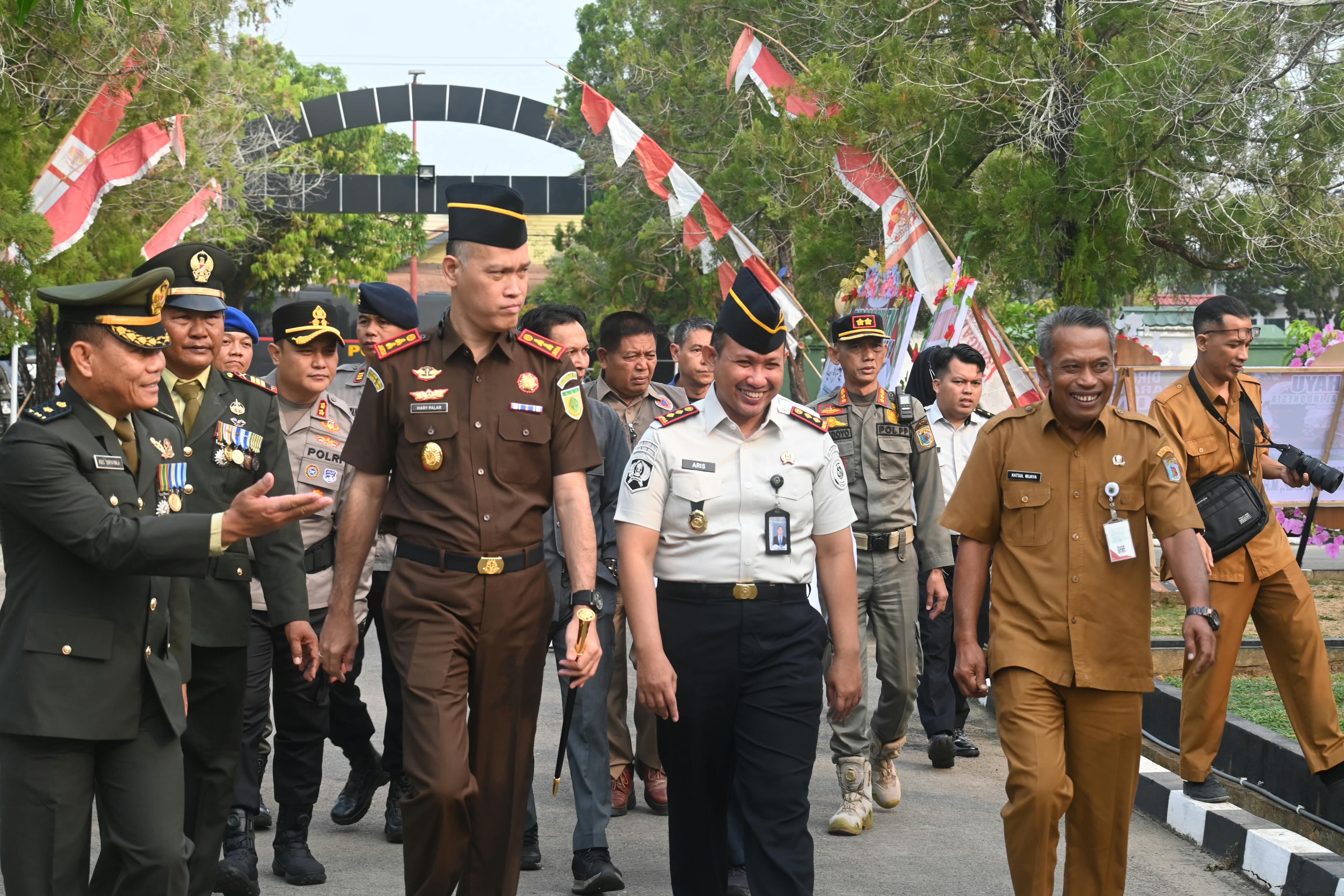 Hadiri HUT ke -81 TNI, Sekda: Sinergi Antara Pemerintah Daerah dan TNI Kunci Jaga Ketertiban 
