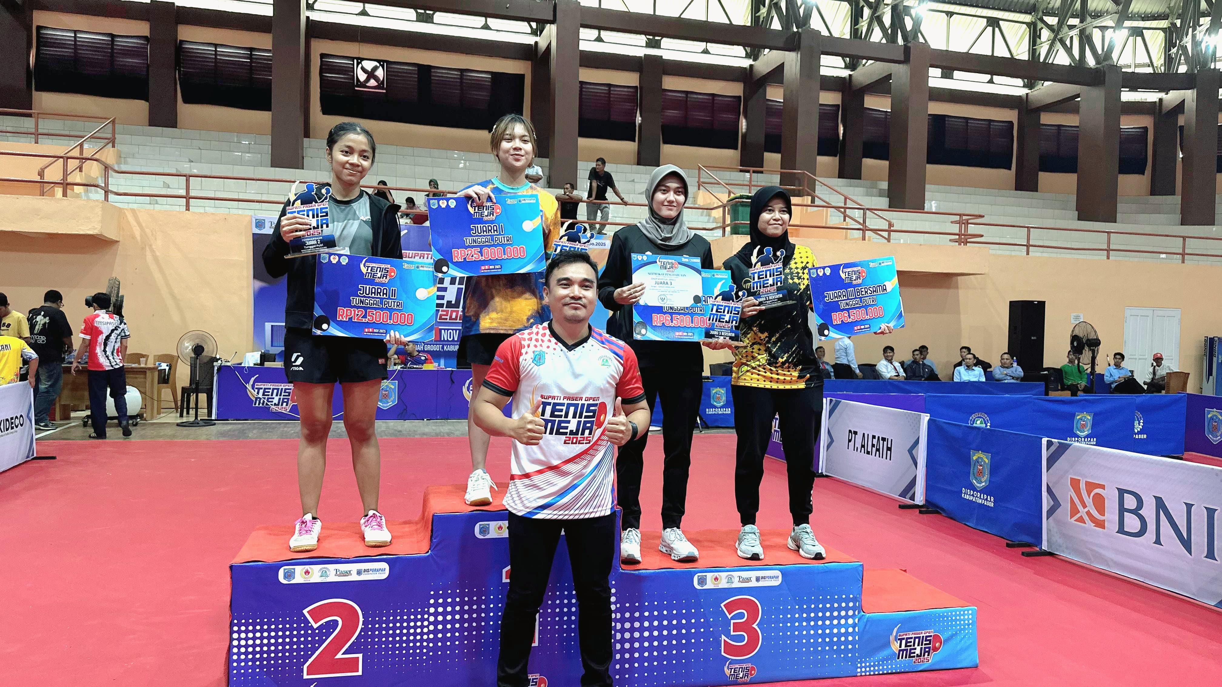 Kado Manis di Hadapan Bupati