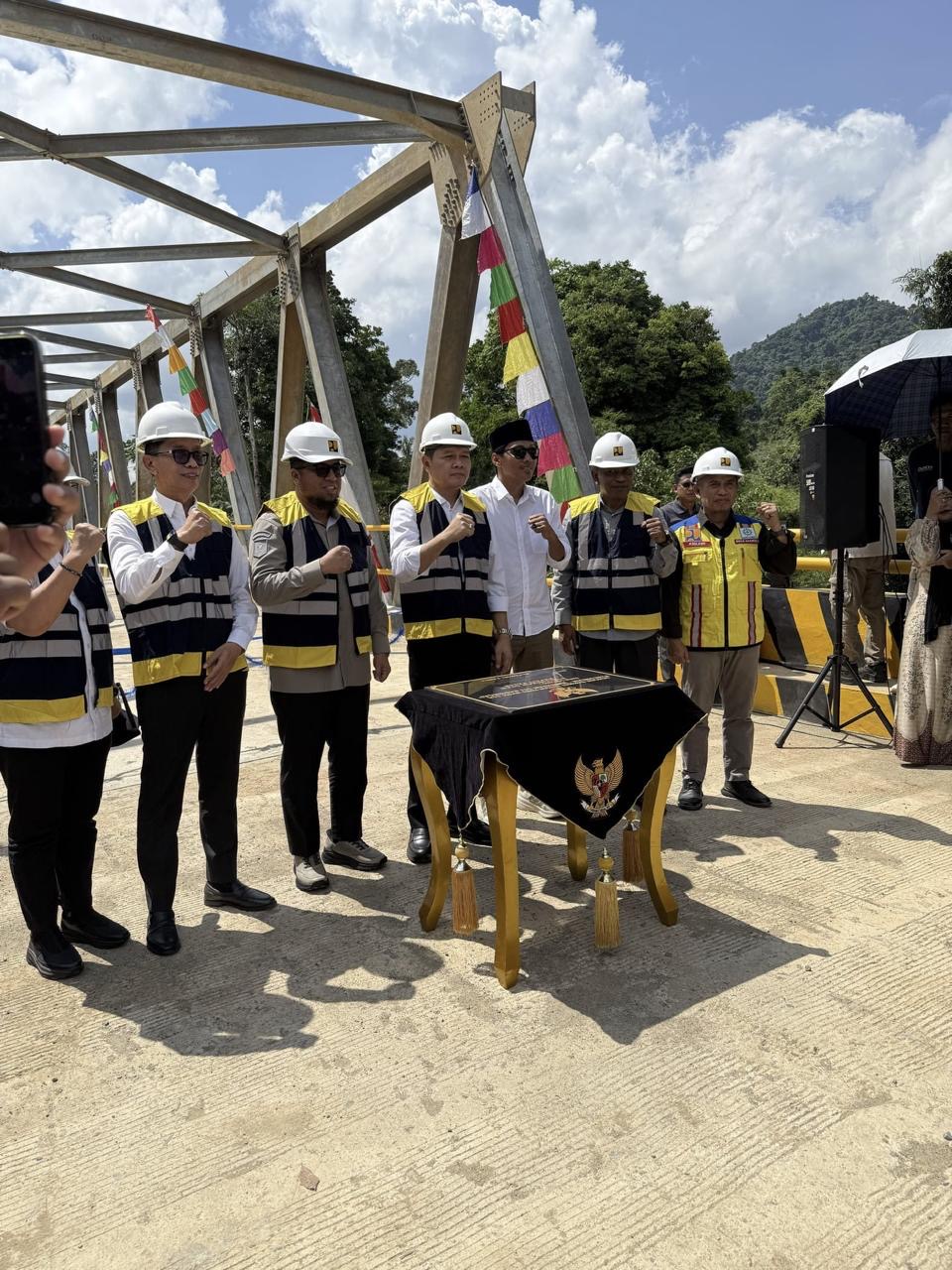 Resmikan Jembatan Sei Kasungai, Bupati dan Wabup Paser Buktikan Komitmen "Paser TUNTAS"