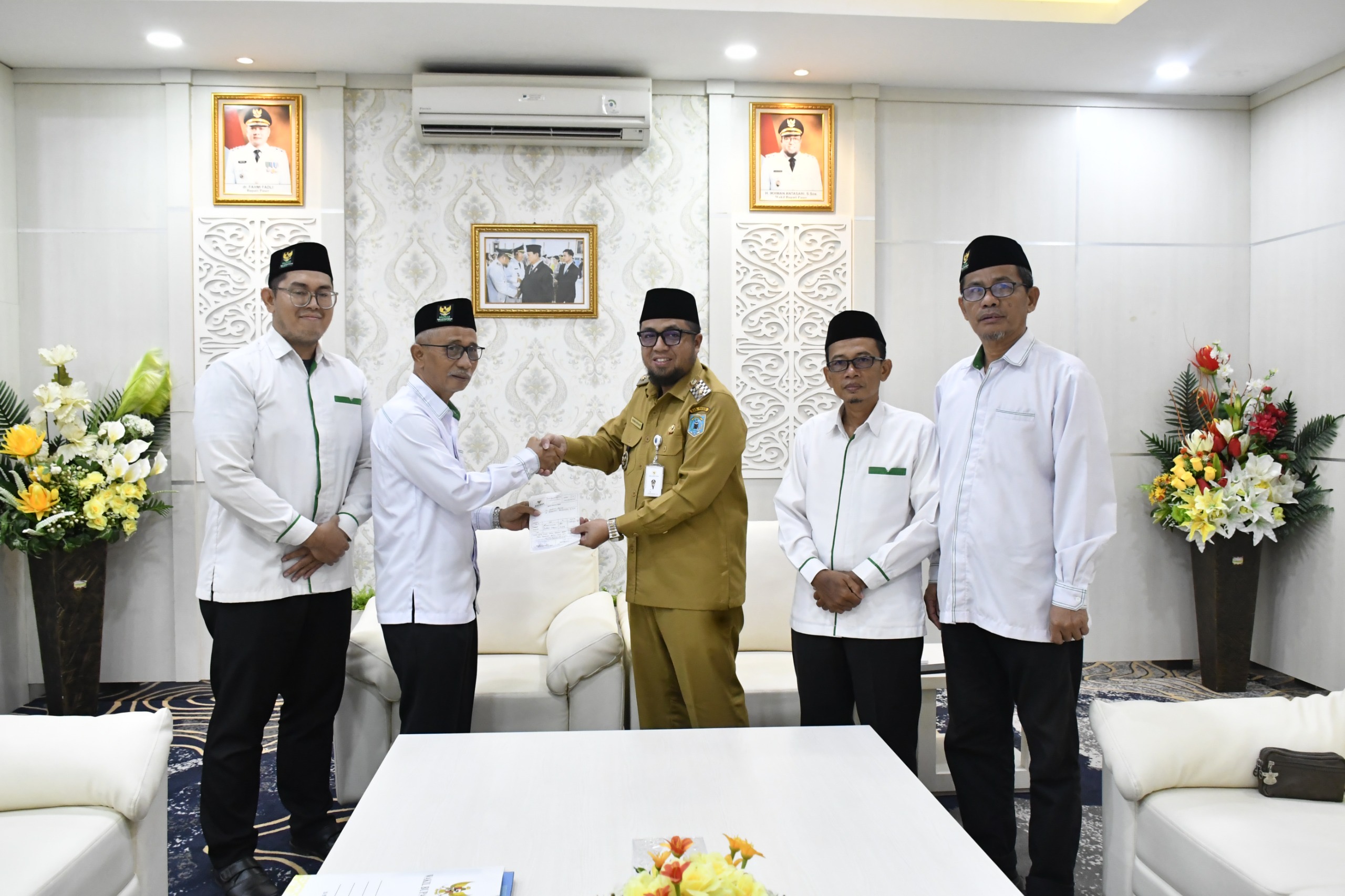 Wabup Salurkan Zakat Melalui Baznas