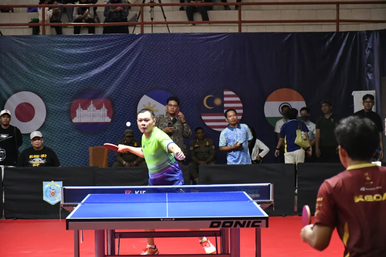 Bupati Fahmi Buktikan Kecintaan pada Olahraga Tenis Meja