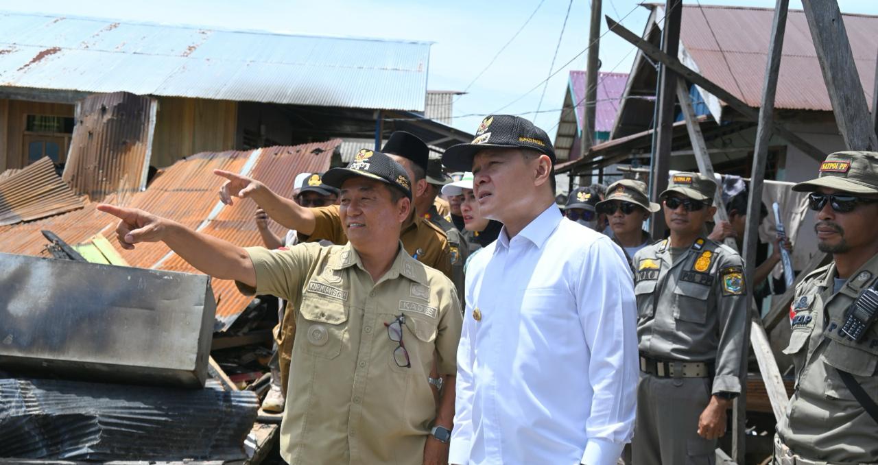 Bupati Fahmi Tinjau lokasi dan Serahkan Bantuan Kepada Korban Kebakaran di Desa Muara Adang