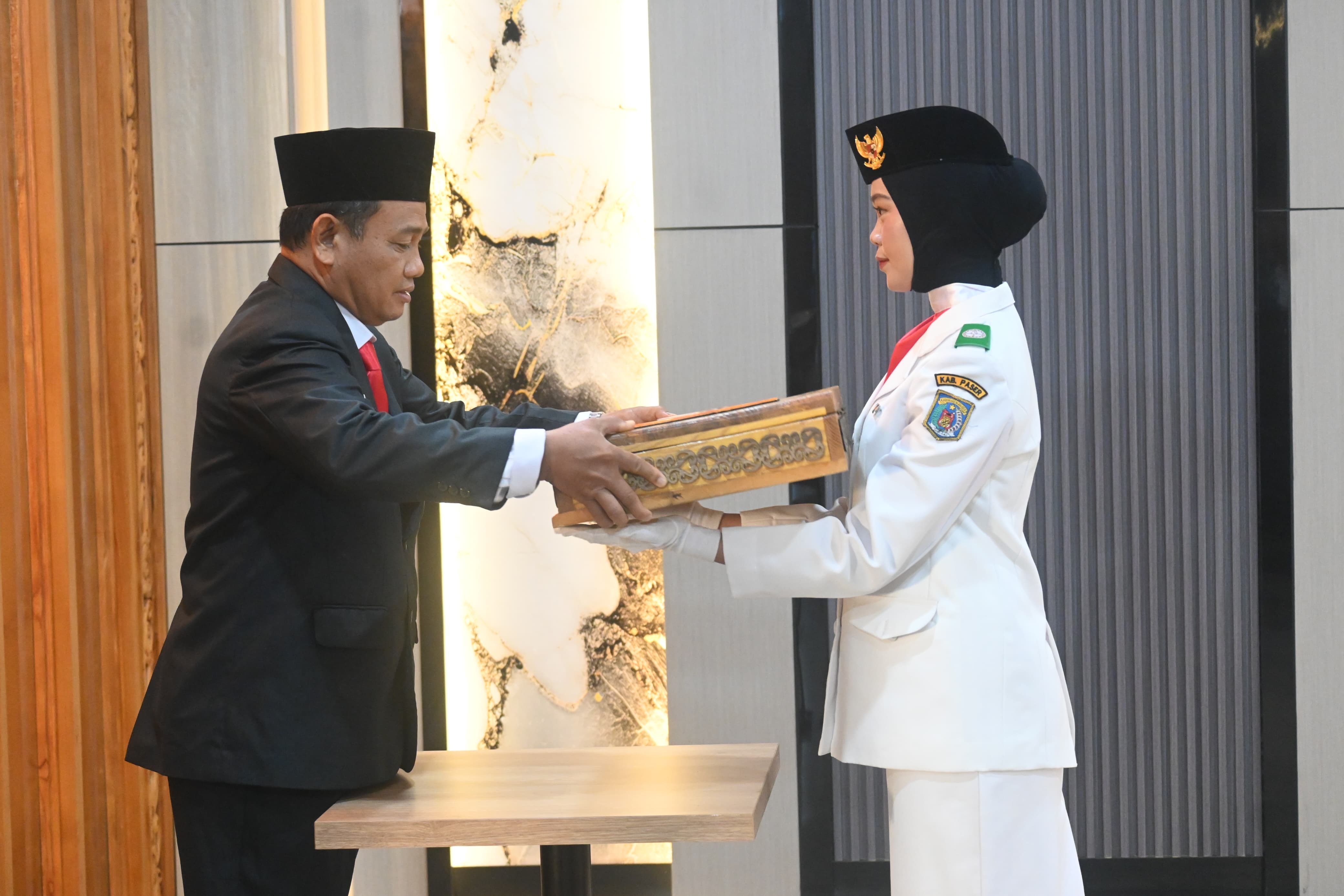 Kirab Duplikat Bendera Pusaka Merah Putih  ke Lokasi Upacara Peringatan HUT ke 81 RI