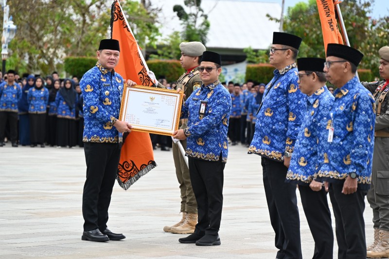 Bupati Serahkan Penghargaan Kepada Perangkat Daerah Pada Apel Korpri   