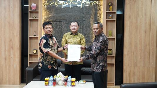 Perkuat Kolaborasi Dengan BPN, Bupati Serahkan Hibah Tanah dan Bangunan