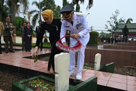 Upacara, Ziarah dan Tabur Bunga di Taman Makam Pahlawan Rangkaian HUT KE 80 RI