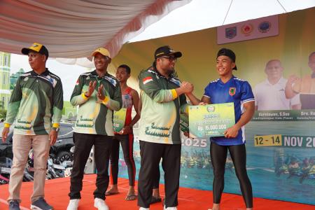Wabup Serahkan Hadiah Kepada Pemenang Lomba Dayung Dragon Boat 2025