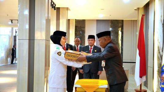 Sekda Serahkan Bendera Duplikat Kepada Purna Paskibraka