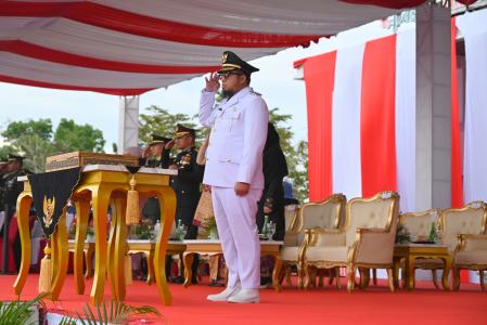 Wabup Pimpin Upacara Penurunan Bendera Sang Merah Putih Dengan Khidmat