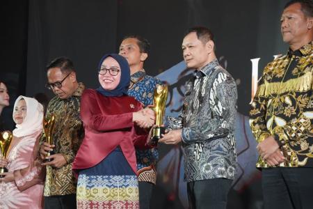 Paser Kembali Toreh Prestasi, Bupati Resmi Dianugerahi  Penghargaan Bakti Koperasi Nayaka Mahambara