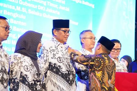 Dedikasi Tinggi untuk Pendidikan, Bupati  Raih Anugerah Dwija Praja Nugraha 