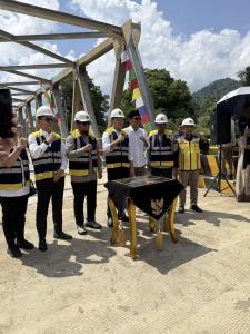 Resmikan Jembatan Sei Kasungai, Bupati dan Wabup Paser Buktikan Komitmen "Paser TUNTAS"
