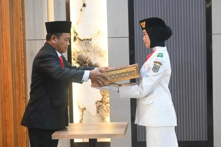 Kirab Duplikat Bendera Pusaka Merah Putih  ke Lokasi Upacara Peringatan HUT ke 81 RI