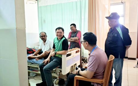 Bupati Fahmi Jenguk Kawan Lama, Kacing Sumringah Dikunjungi Bupati