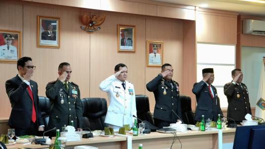 Bupati dan Forkopimda Ikuti Upacara Peringatan HUT KE -80 RI di Istana Negara Secara Virtual