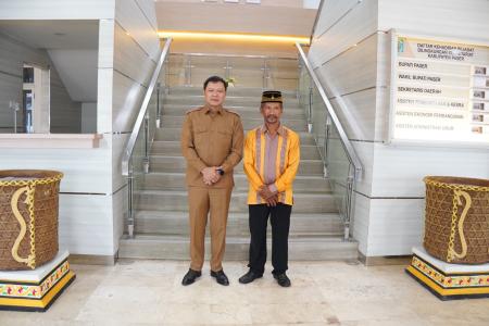 Lestarikan Budaya Paser, Masrani  Bawa Pot Bunga Motif Solong Tengkalang ke Kantor Bupati